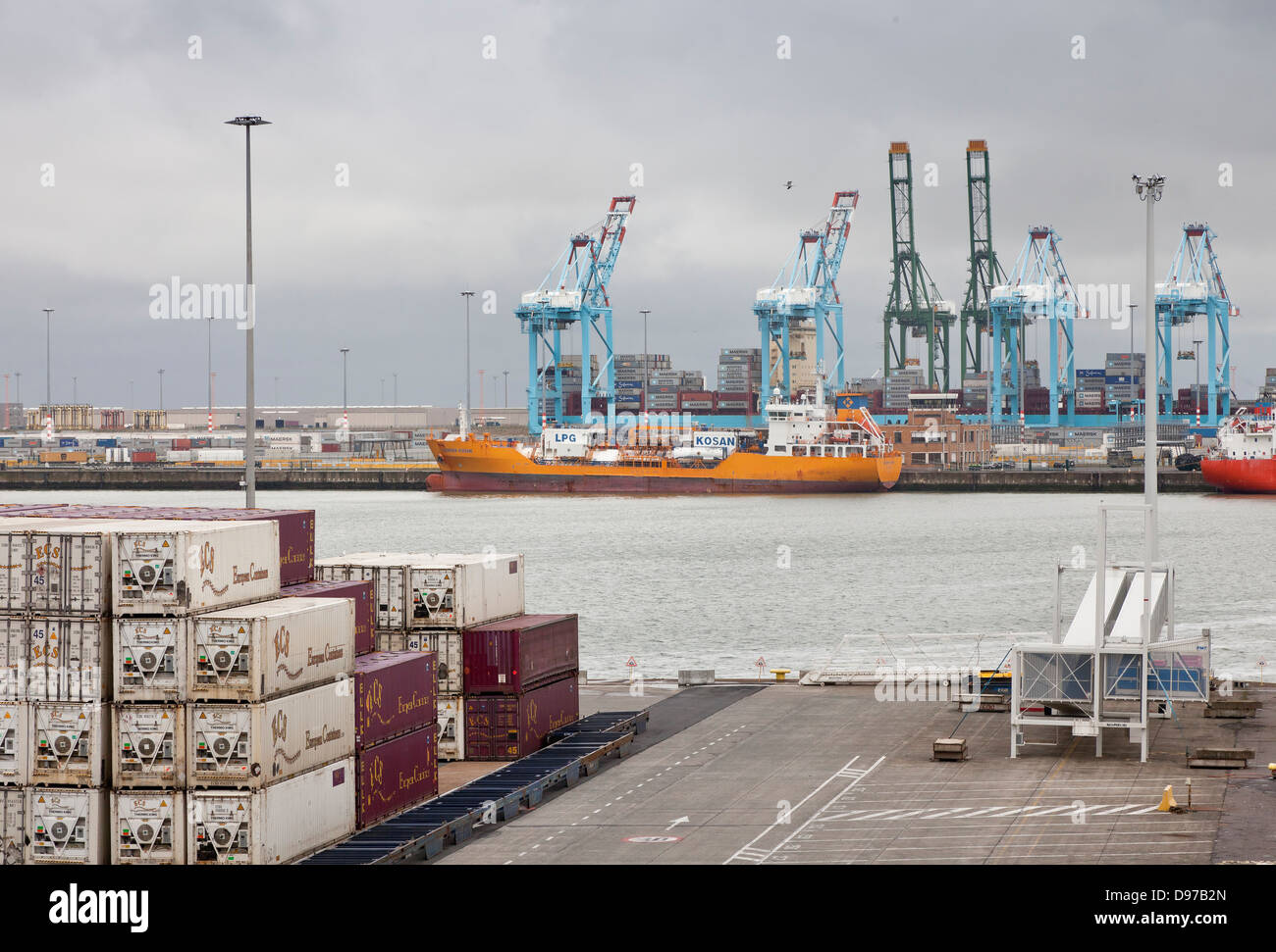 European container terminal, le operazioni di manipolazione, gru, sollevatori mobili. Foto Stock
