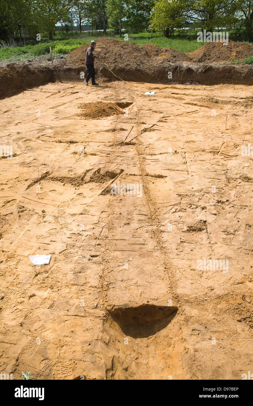 Gli archeologi scoprire preistorico di confine campo fossa durante lo scavo sul nuovo terreno edificabile, Shottisham, Suffolk, Inghilterra Foto Stock