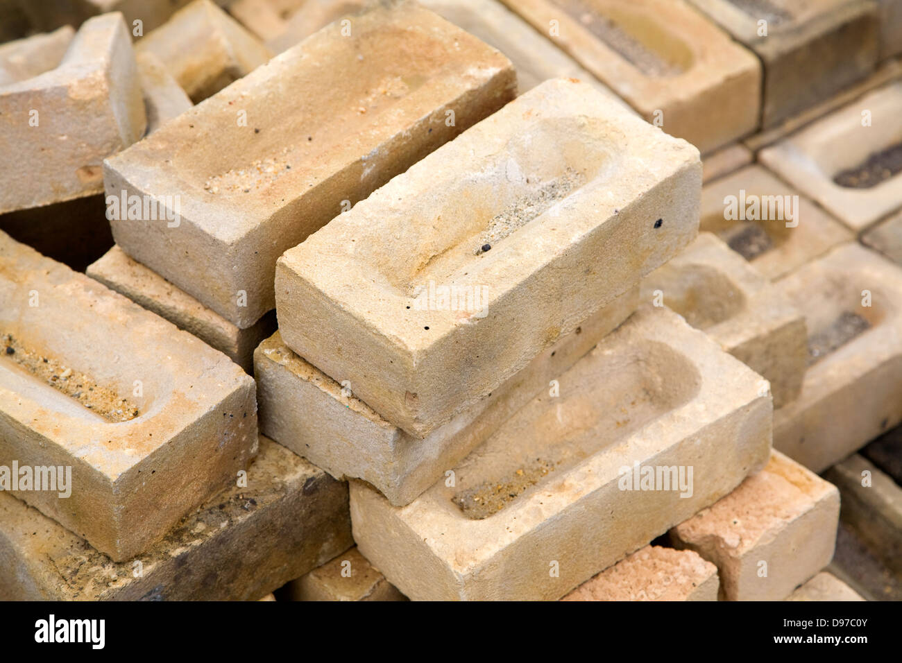 Mattoni di argilla impilati in builder's Yard, REGNO UNITO Foto Stock