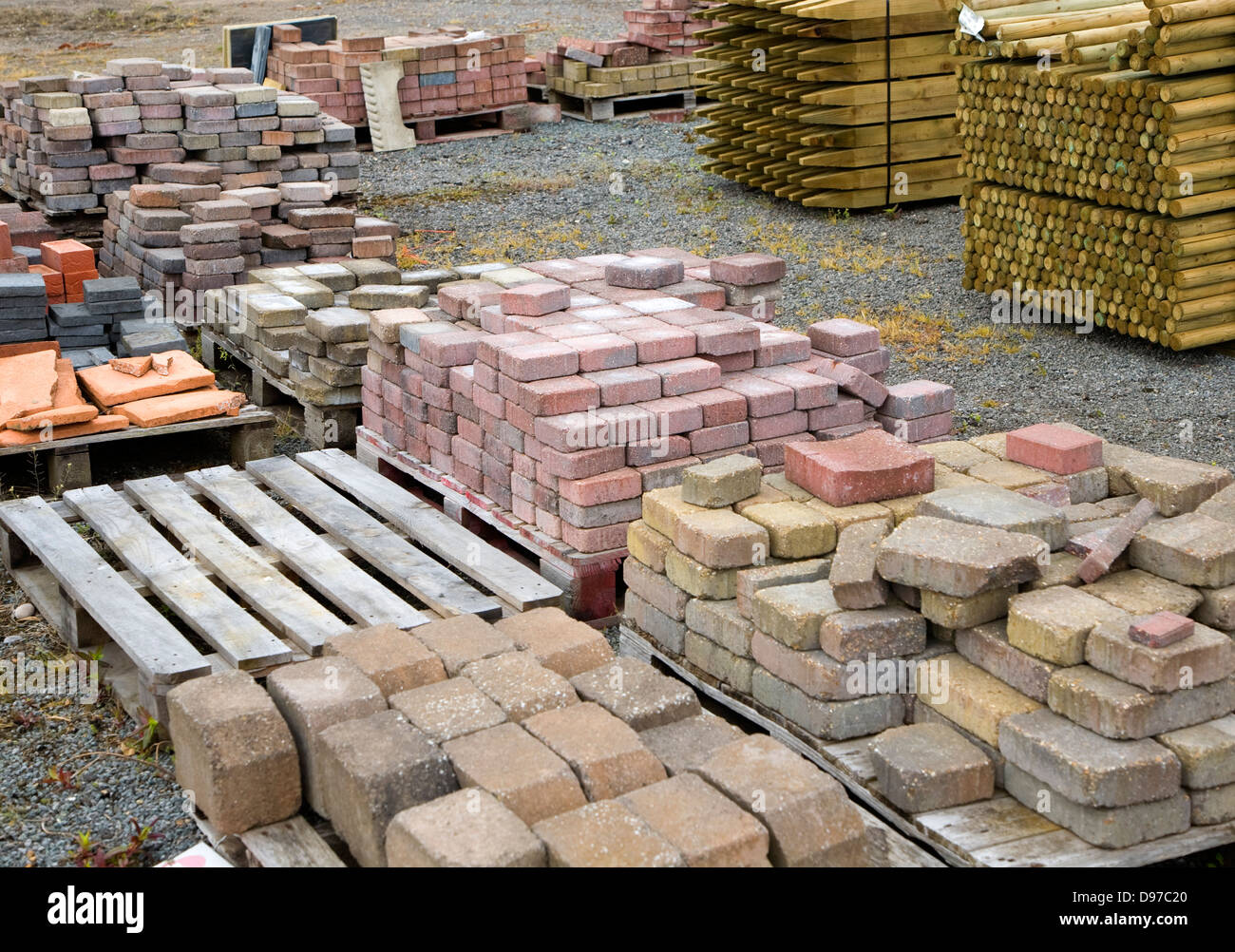 Mattoni di argilla impilati in builder's Yard, REGNO UNITO Foto Stock