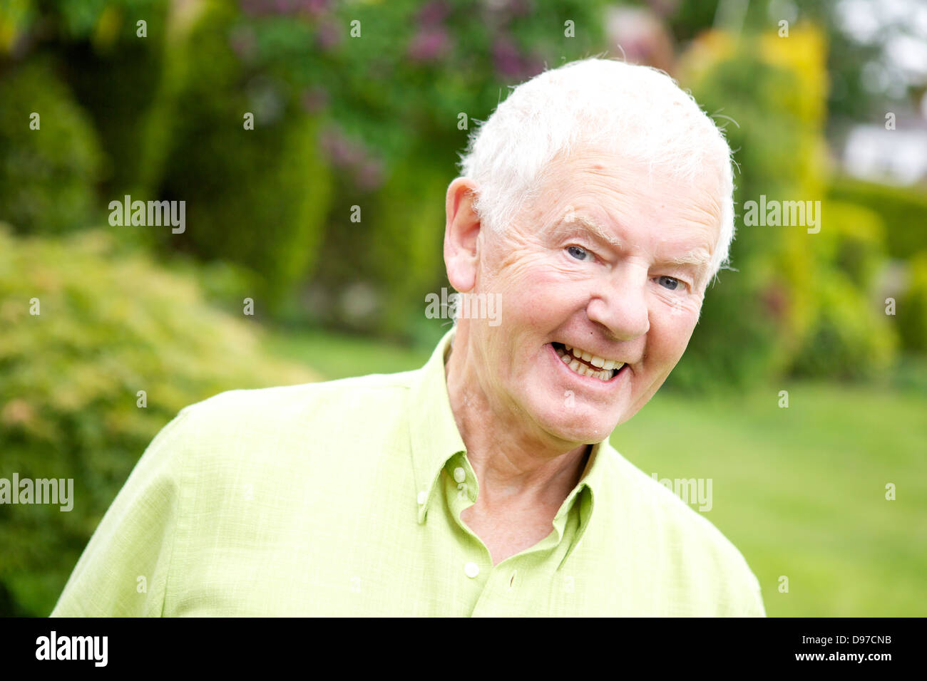 Negli anni settanta l'uomo attivo lo stile di vita di pensionamento di ridere Foto Stock