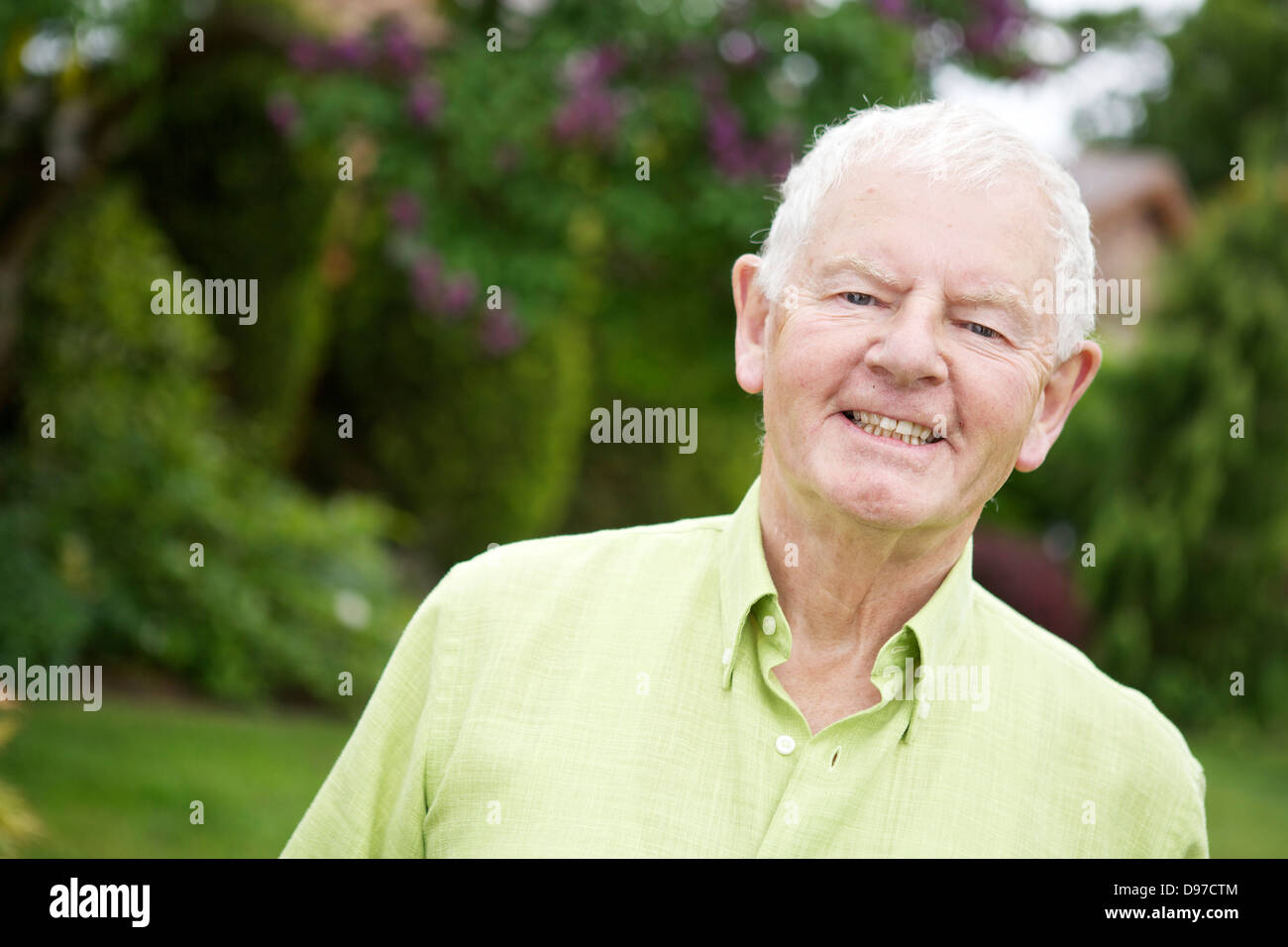 Negli anni settanta l'uomo attivo lo stile di vita di pensionamento Grinning Foto Stock