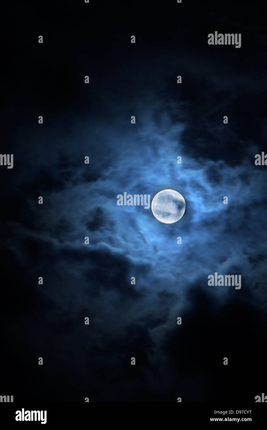 Luna piena presa su una notte nuvoloso, file mostra il rumore digitale nelle aree più scure dell'immagine dovuti a bassa luce... Foto Stock