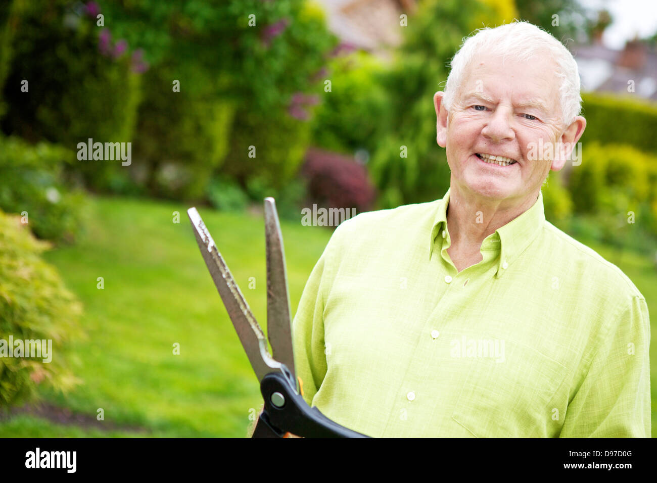 Negli anni settanta l'uomo attivo lo stile di vita di pensionamento il giardinaggio Foto Stock