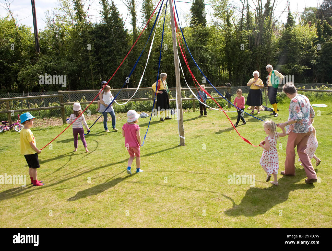 Bambini danza attorno un maypole in un paese di lingua inglese festival, Shottisham, Suffolk, Inghilterra Foto Stock