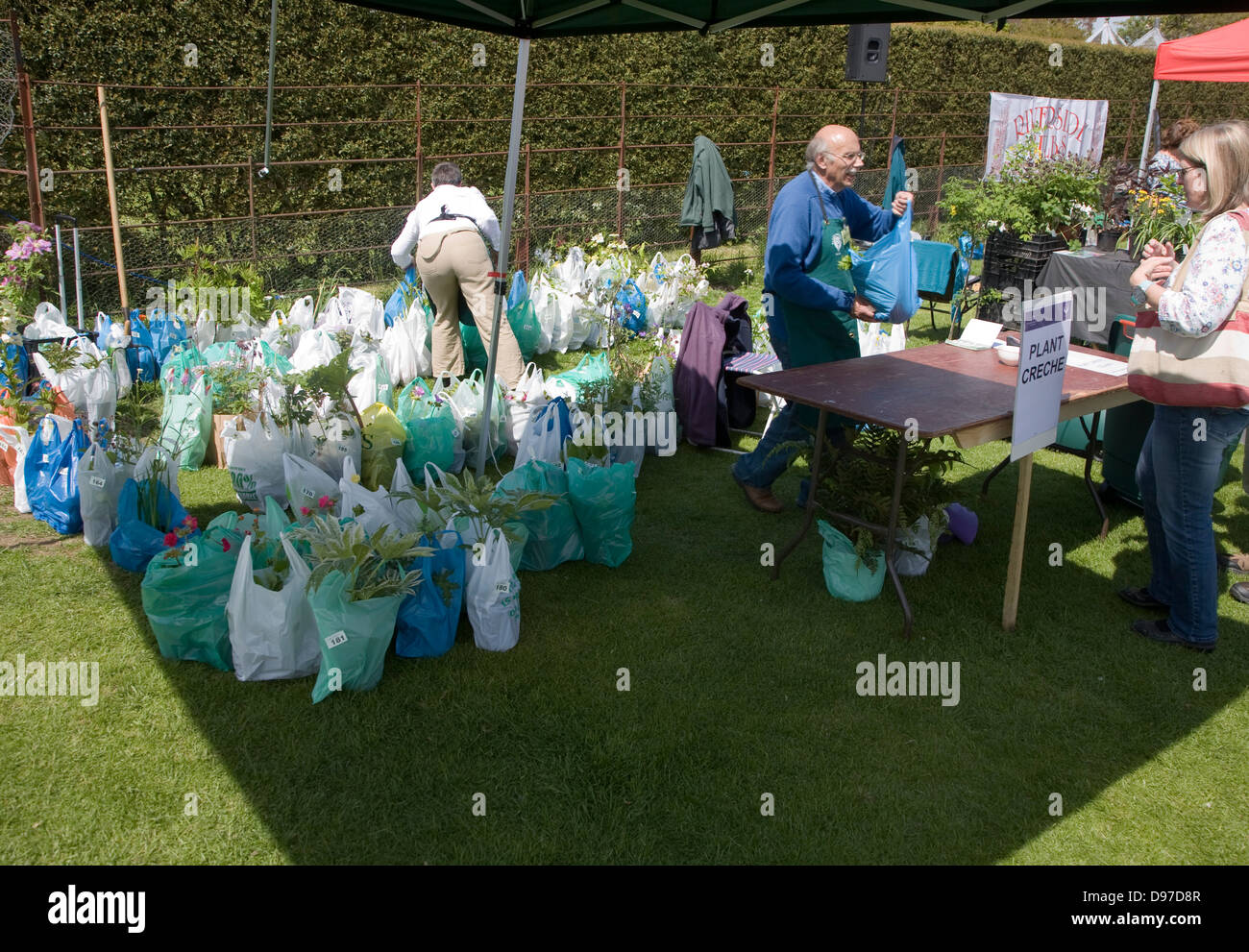 Impianto creche a guardare dopo aver acquistato le piante durante il giardino e impianto evento presso Helmingham hall, Suffolk, Inghilterra Foto Stock