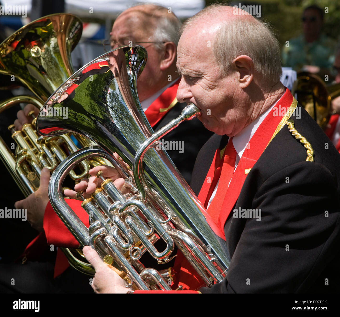 I musicisti in una banda di ottoni eseguire durante una fiera di paese a Helmingham Hall, Suffolk, Inghilterra Foto Stock