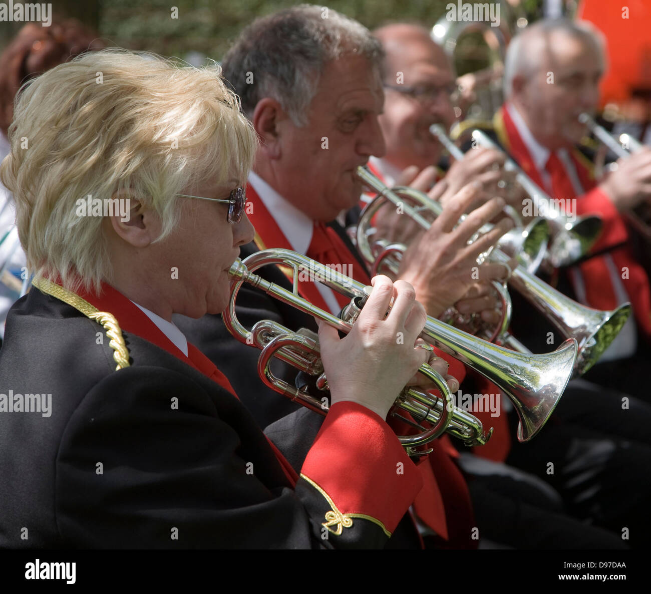 I musicisti in una banda di ottoni eseguire durante una fiera di paese a Helmingham Hall, Suffolk, Inghilterra Foto Stock