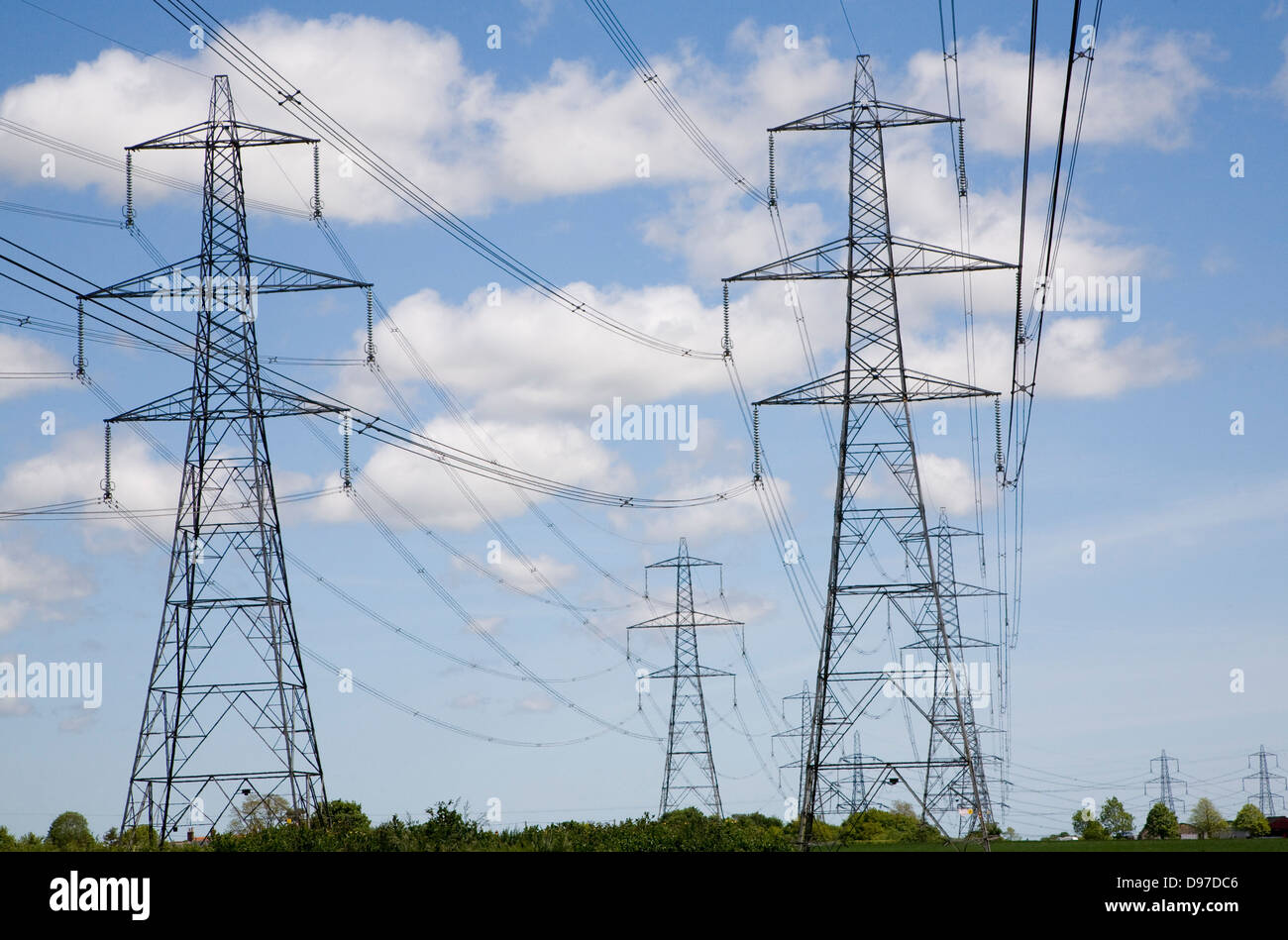 Elettricità piloni portanti la trasmissione di energia elettrica ad alta  tensione Cavi su campagna, Campsea Ashe, Suffolk, Inghilterra Foto stock -  Alamy