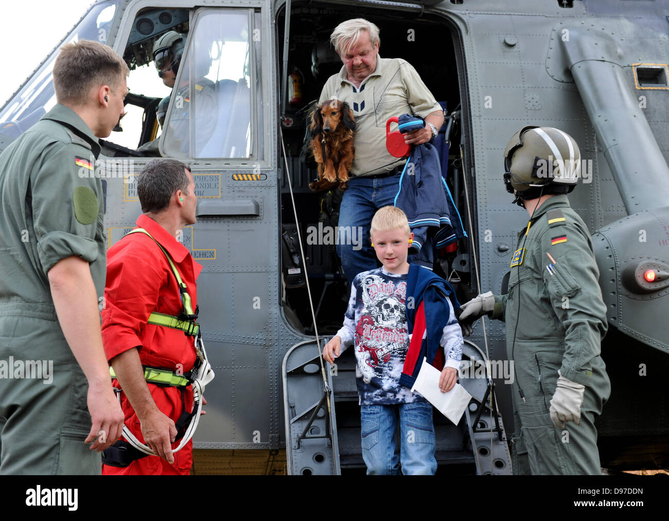 Wuster Damm, Germania. 12 Giugno, 2013. Un elicottero Bundeswehr evacua le vittime delle alluvioni della zona intorno a Hohengoehren, Neuermark-Luebars e Schoenhausen vicino Wuster Damm, Germania, 12 giugno 2013. Foto: Ole Spata/dpa/Alamy Live News Foto Stock