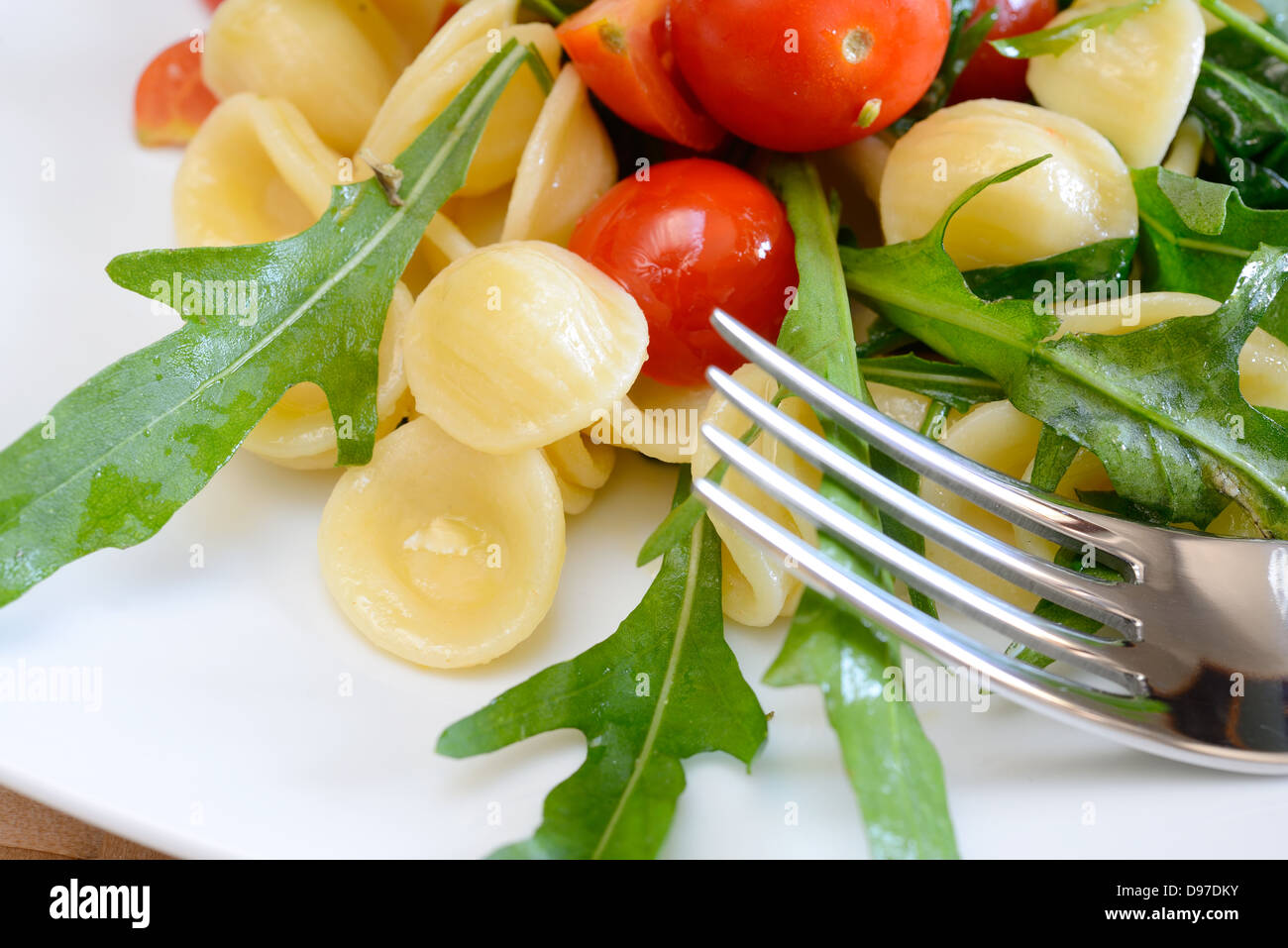 Orecchiette con Rucola e Pomodorini per essere servito freddo Foto Stock