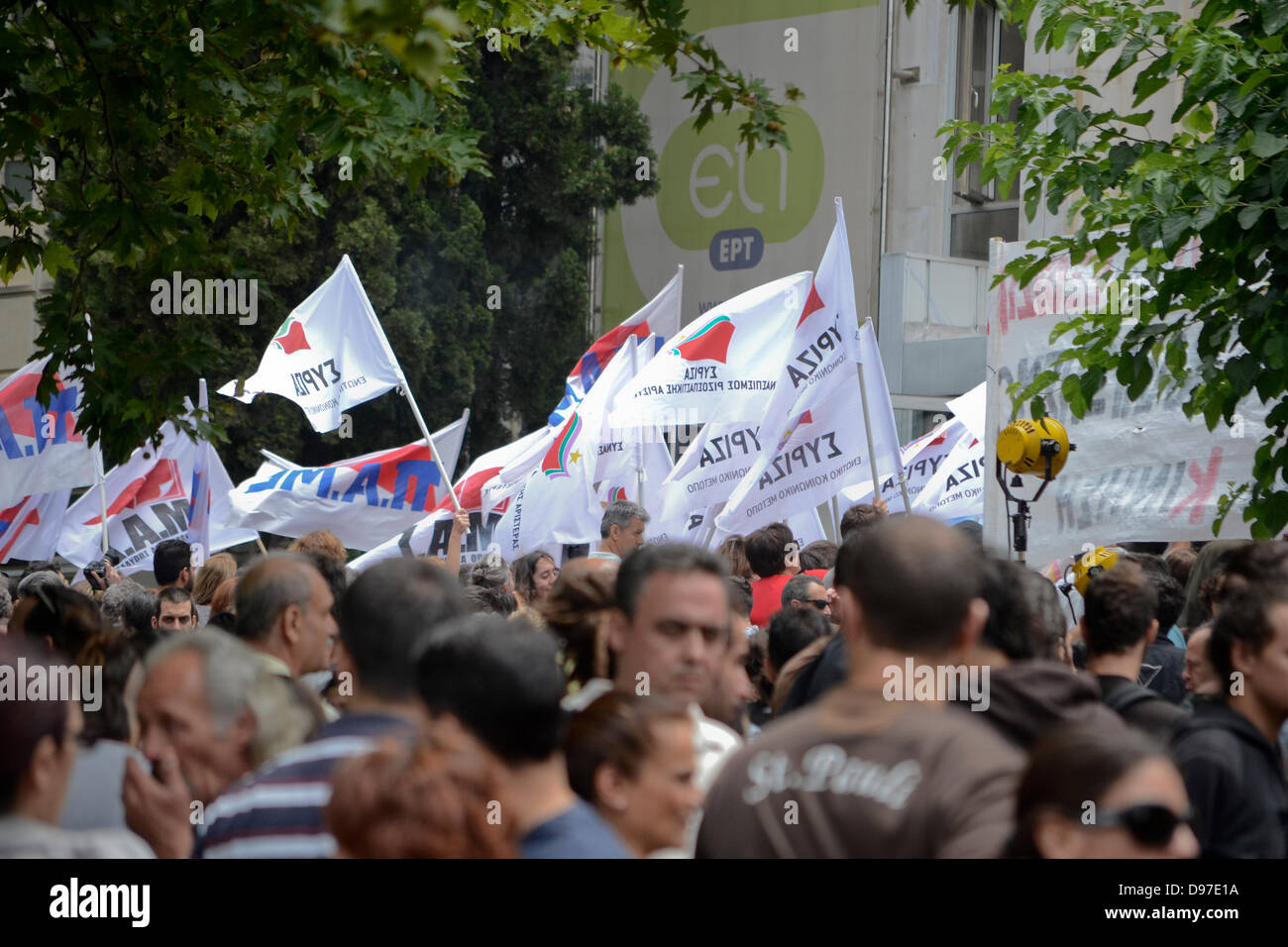 Atene, Grecia, Giugno 13th, 2013. Sindacati vai su uno sciopero generale di protesta contro il colsure dello Stato emittente, ERT. Più thna 10.000 persone raccolte al di fuori ERT presso la sede centrale. Credito: Nikolas Georgiou / Alamy Live News Foto Stock