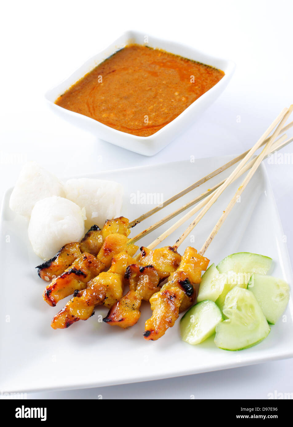 Pollo satay, infilzato e carne alla brace, servita con salsa di arachidi, cetriolo e ketupat. Tradizionale cibo malese. Deliziosa piccante e speziato piatto malese, cucina asiatica. Foto Stock