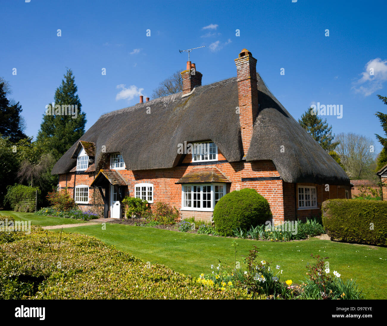 Graziosi cottage con tetto in paglia in Hampshire villaggio di Longparish, Hampshire, Inghilterra. Molla (aprile) 2009 Foto Stock