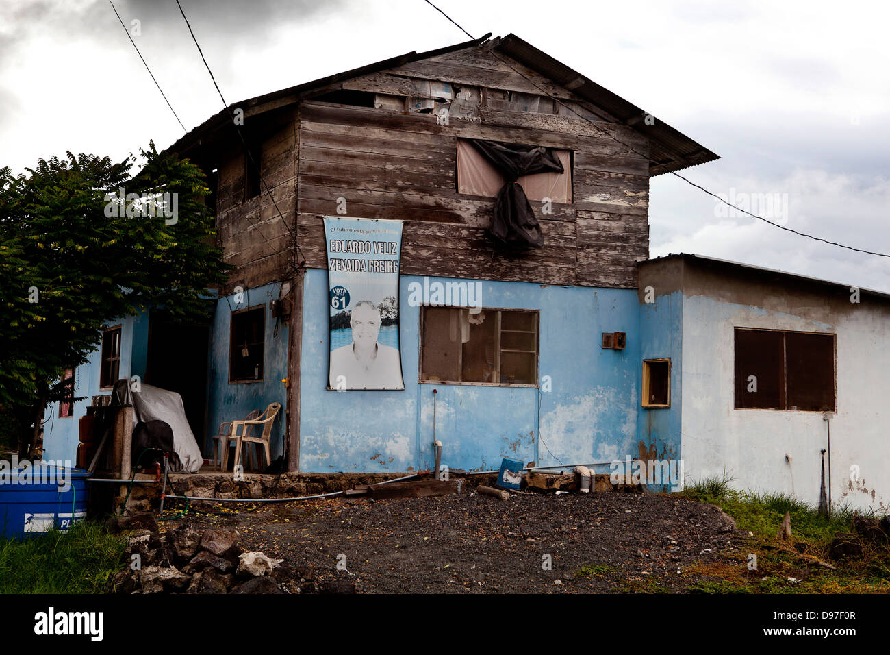 Fading manifesto politico nella città di decadimento di Puerto Villamil, Isabella Isola, Galapagos. Foto Stock