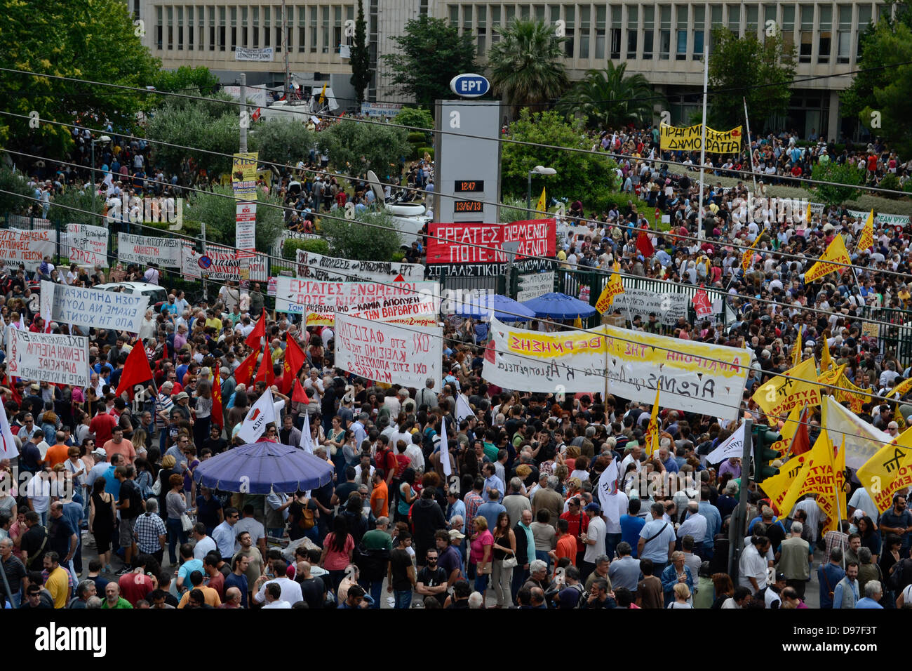 Atene, Grecia, Giugno 13th, 2013. Sindacati vai su uno sciopero generale per protestare contro la chiusura dello stato emittente, ERT. Più di 10.000 persone raccolte al di fuori ERT presso la sede centrale. Credito: Nikolas Georgiou / Alamy Live News Foto Stock