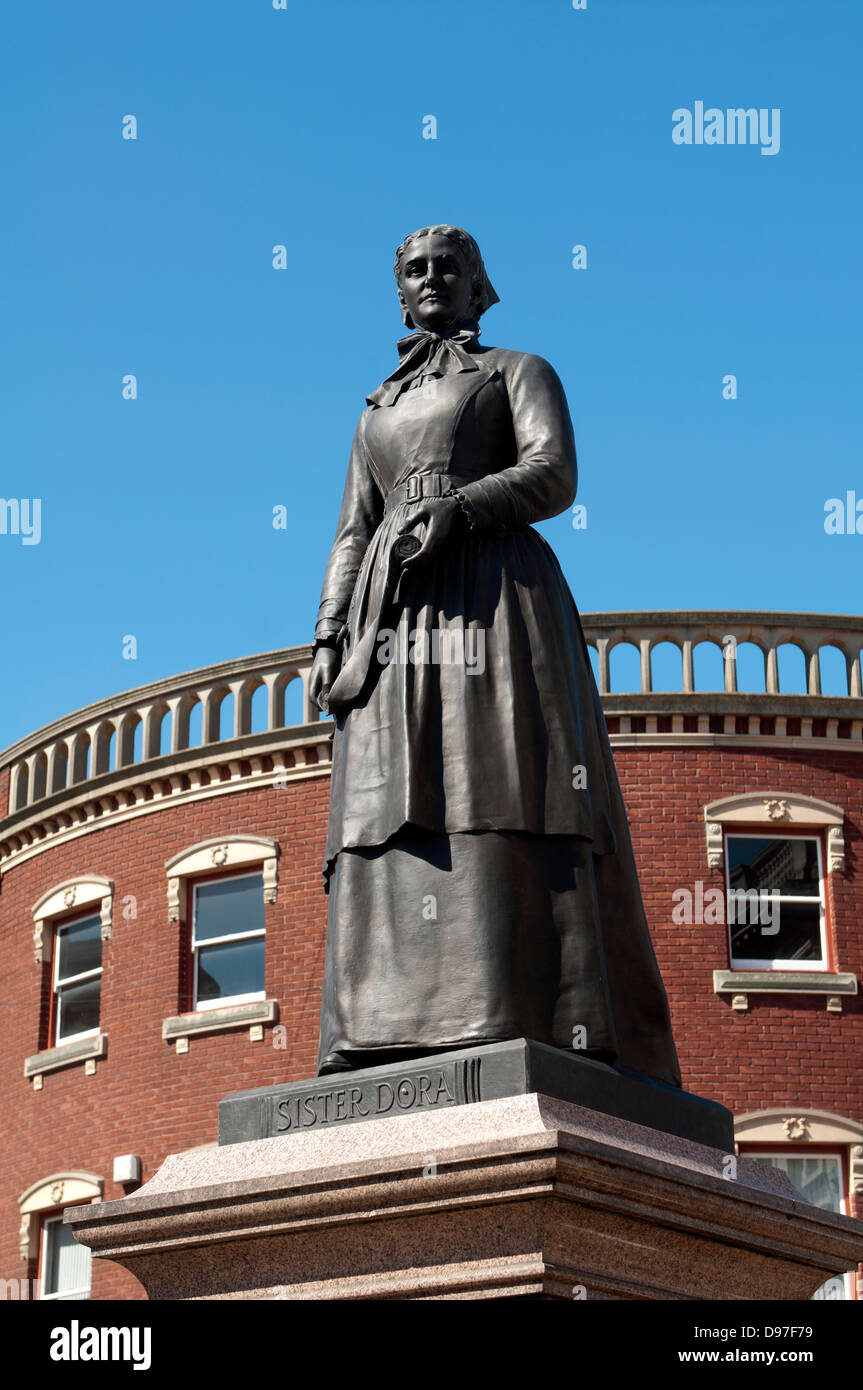 Suor Dora statua, Walsall, West Midlands, England, Regno Unito Foto Stock