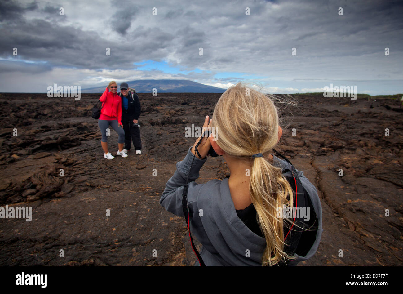 Jonas e Lisette Kingo aventi il loro pic presi dal loro figlia Maija. Punta Moreno, Isabela Island, Galapagos Foto Stock