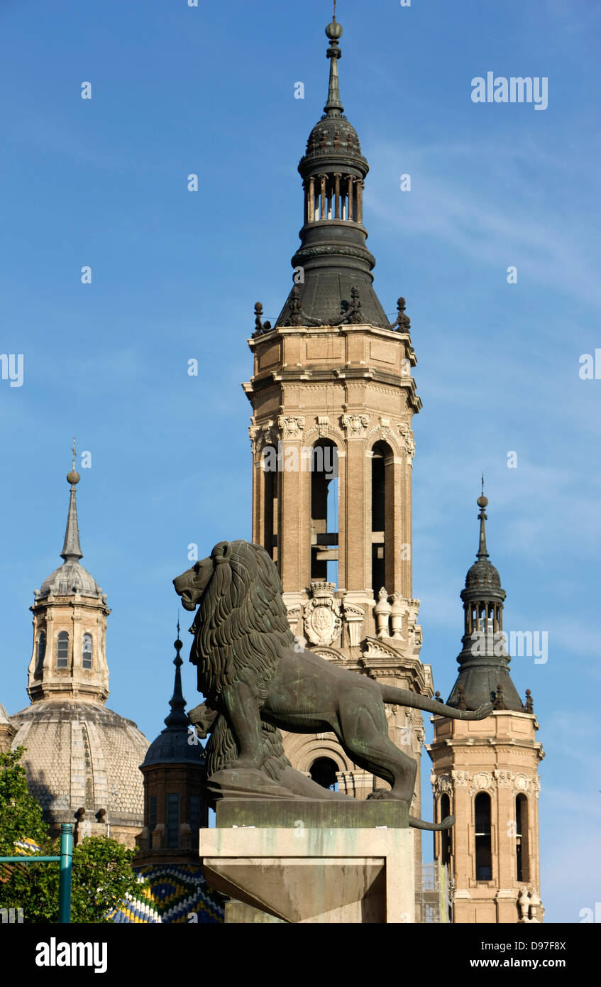 Le torri della Basilica del Pilar con leoni di bronzo che adornano il ponte di pietra. Foto Stock