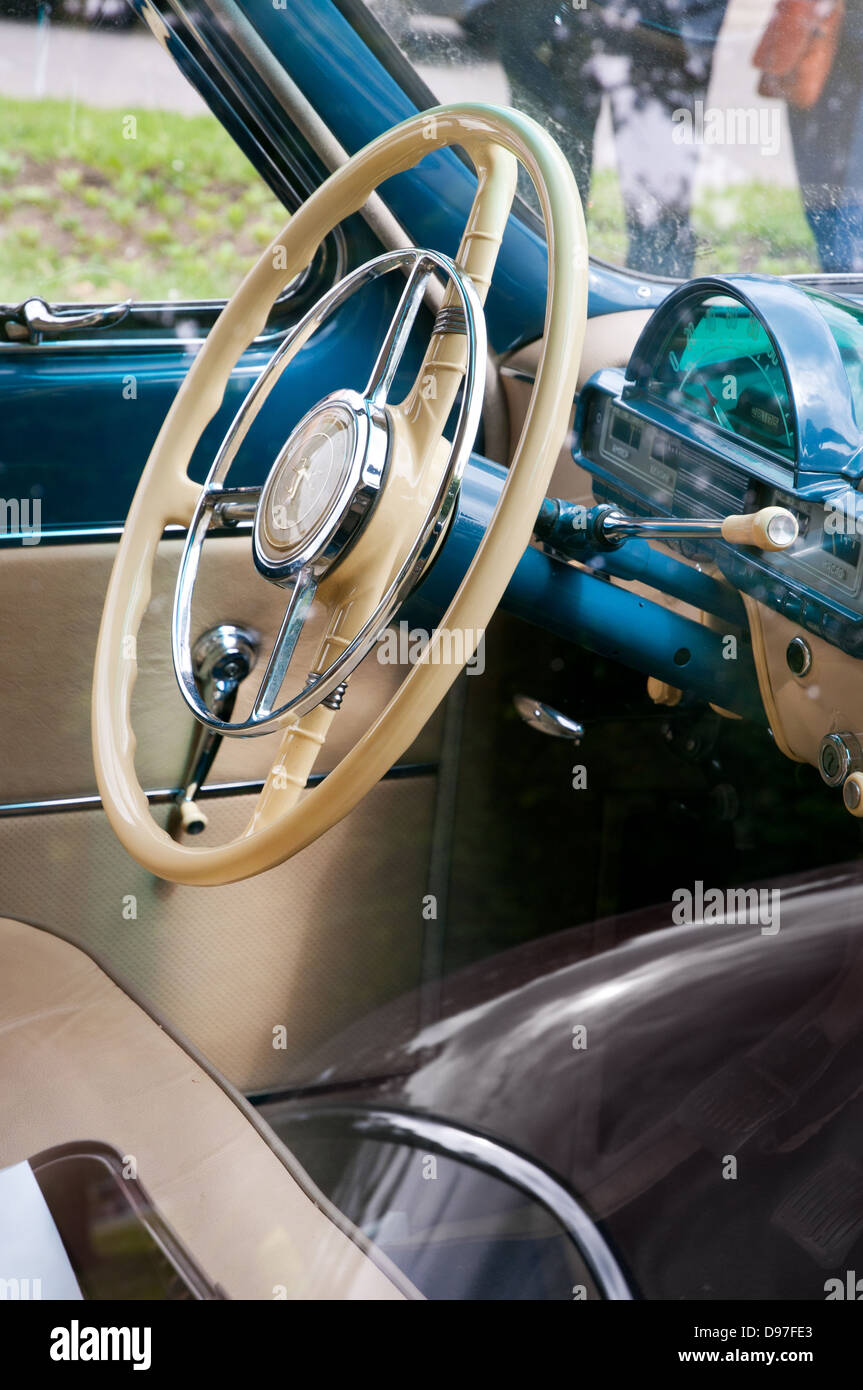 Volga sovietica GAZ-21 vintage auto blu interno Foto Stock