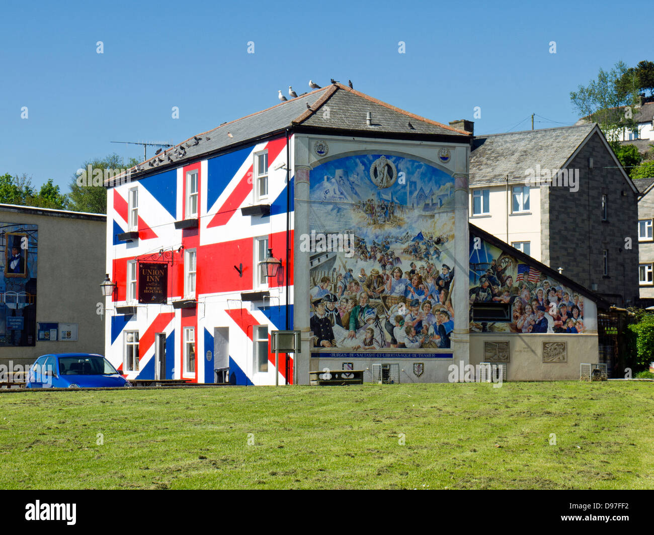 L'Unione Inn, Saltash, Cornwall. La bandiera europea è dipinta sulla parte anteriore della locanda e vi è un rivestimento murale di un lato. Foto Stock