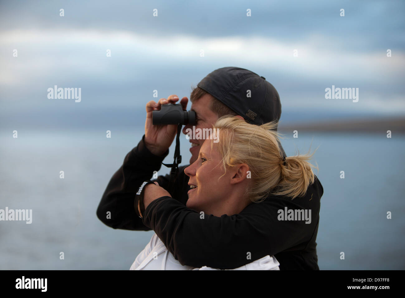 Lisette Kingo con suo marito Jonas wathing per le balene. Il suono tra Isola di Isabela e Fernandina Island, Galapagos Foto Stock