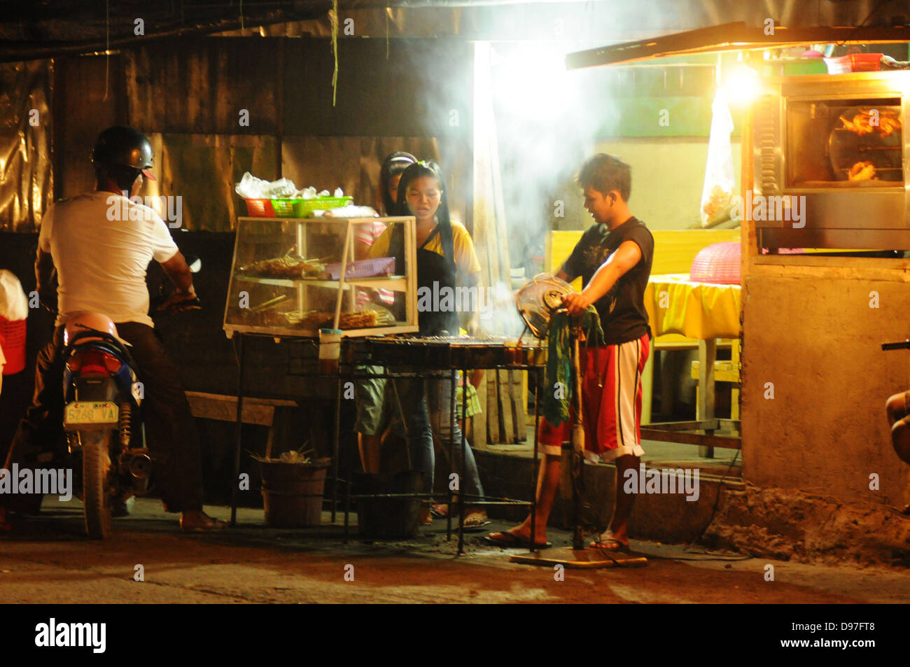 La vita notturna a eatery in Roxas. Il popolo filippino alla street cafe. Mindoro Island, Filippine Foto Stock