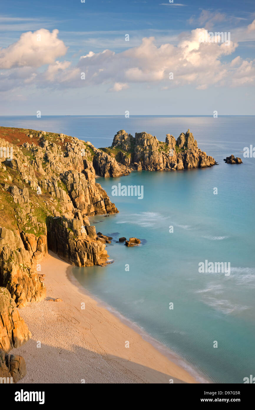 Spiaggia Pednvounder sostenuta da Logan Rock su Treryn Dinas capezzagna, Porthcurno, Cornwall, Inghilterra. Foto Stock