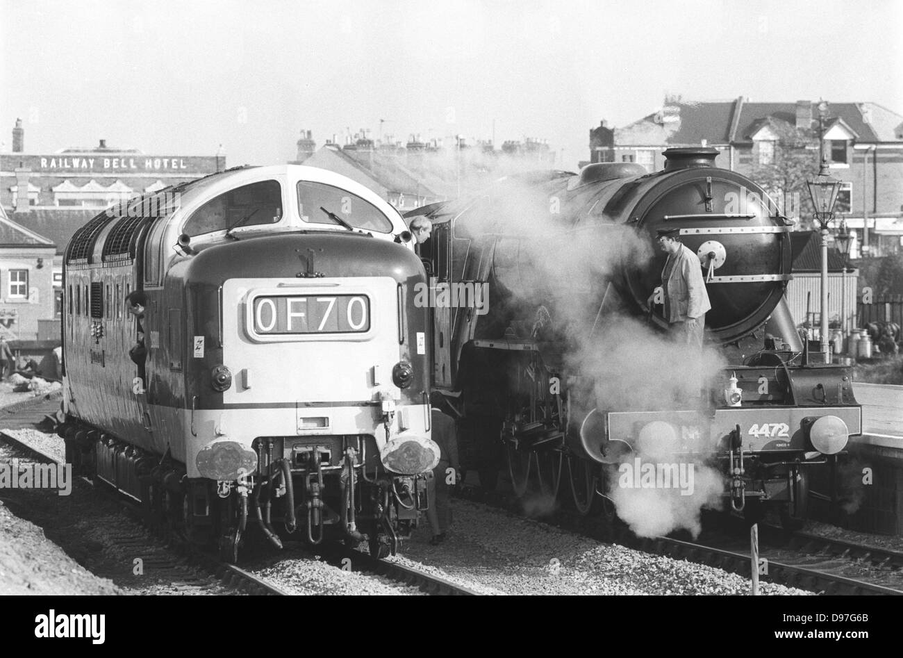 Il Flying Scotsman motore a vapore con un Diesel Deltic a Kidderminster Severn Valley Railway Station, Inghilterra, 13 Ottobre 1990 Foto Stock