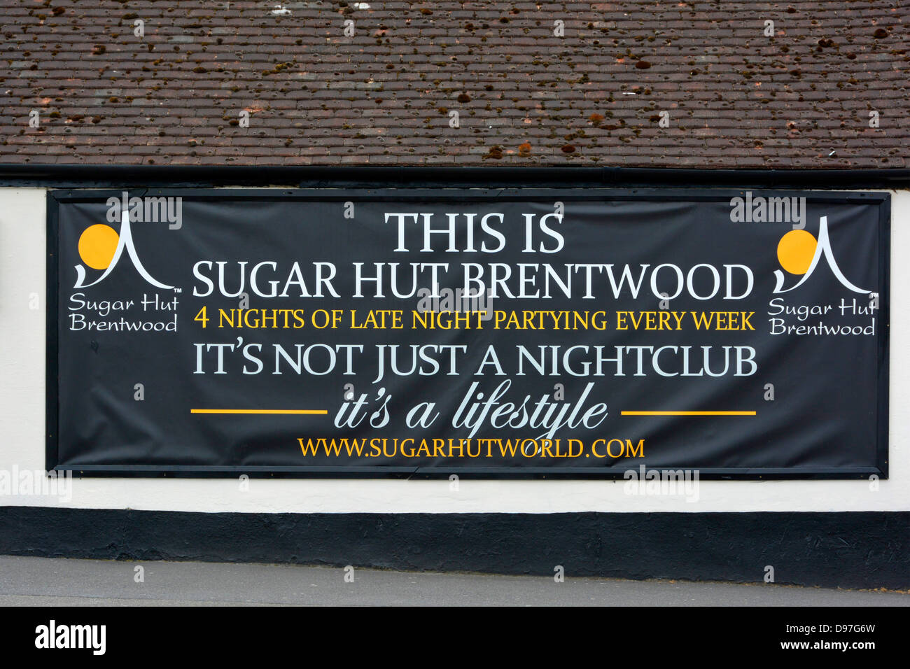 Poster da vicino fuori Sugar Hut Night Club, il luogo in cui è stata girata gran parte del reality show TOWIE realizzato a Brentwood, Essex, Inghilterra, Regno Unito Foto Stock