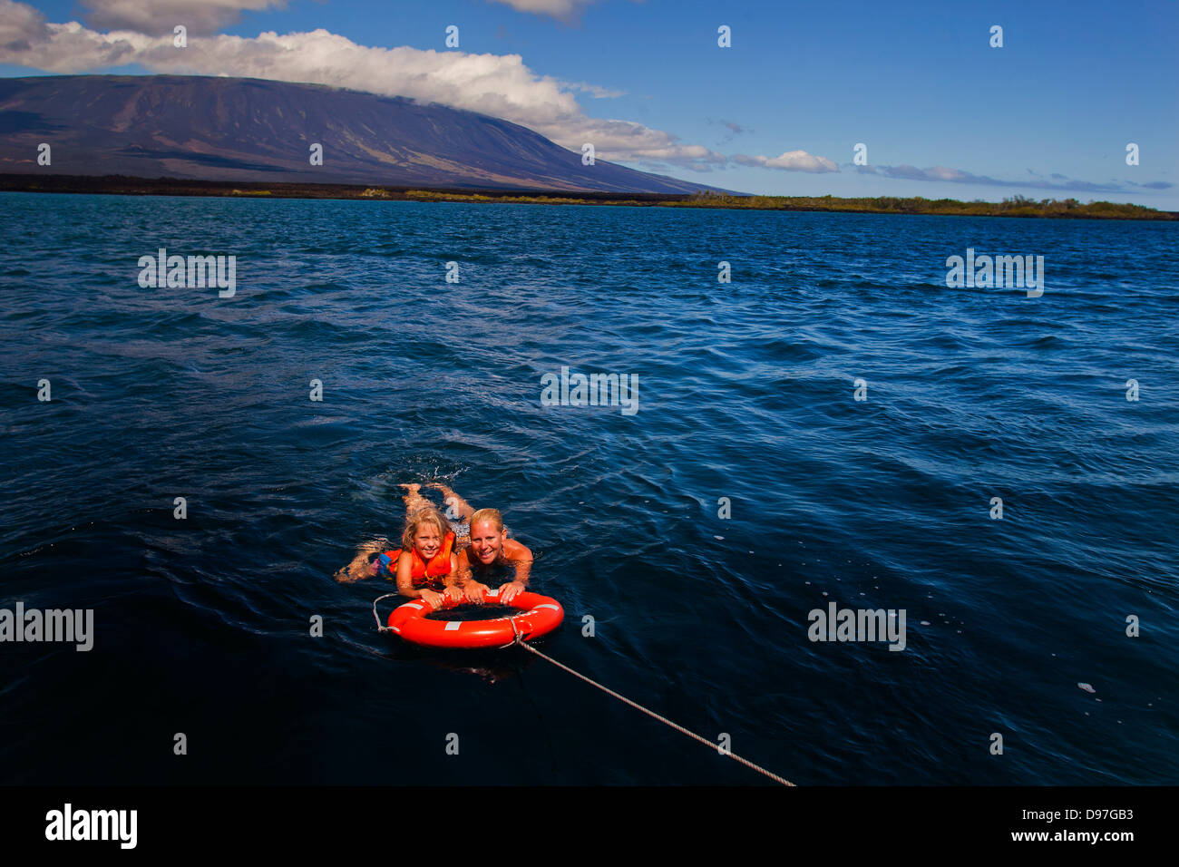 I turisti a nuotare in mare a Punta Espinozo, Fernandina Island, Galapagos Foto Stock