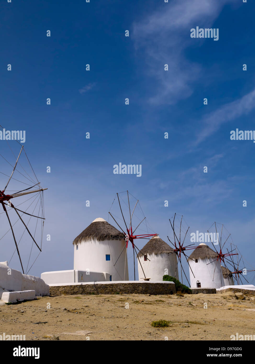 I mulini a vento sulla bellissima isola di Mykonos nelle Isole Cicladi Grecia Foto Stock