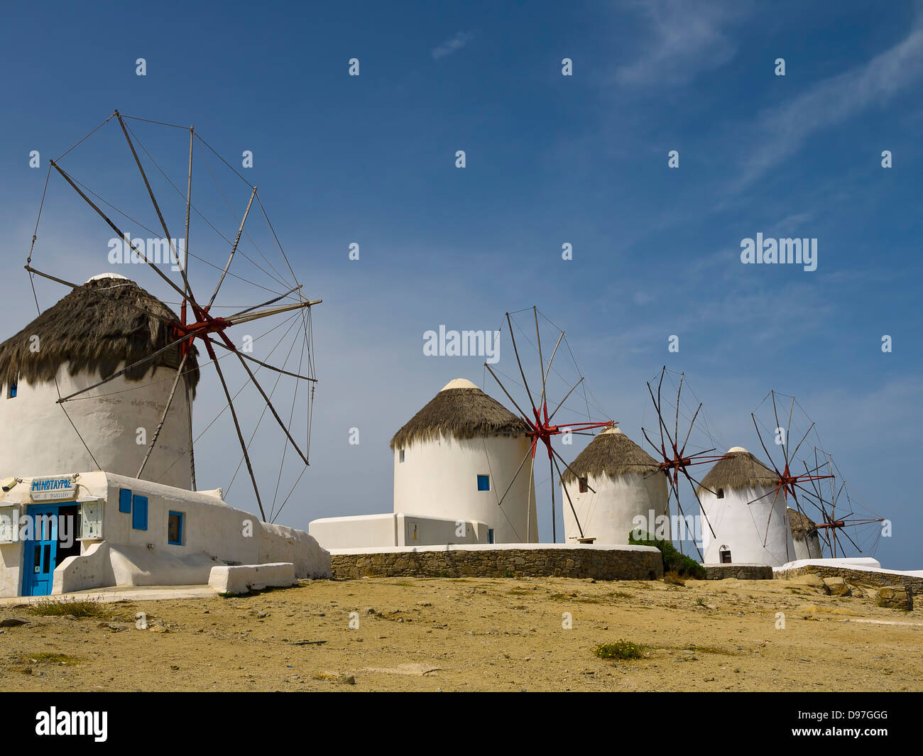 I mulini a vento sulla bellissima isola di Mykonos nelle Isole Cicladi Grecia Foto Stock