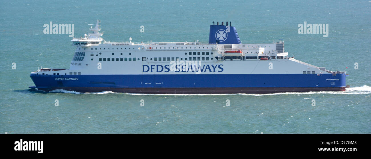 DFDS Seaways traghetto nel Canale della Manica poco dopo la partenza da dover docks Foto Stock