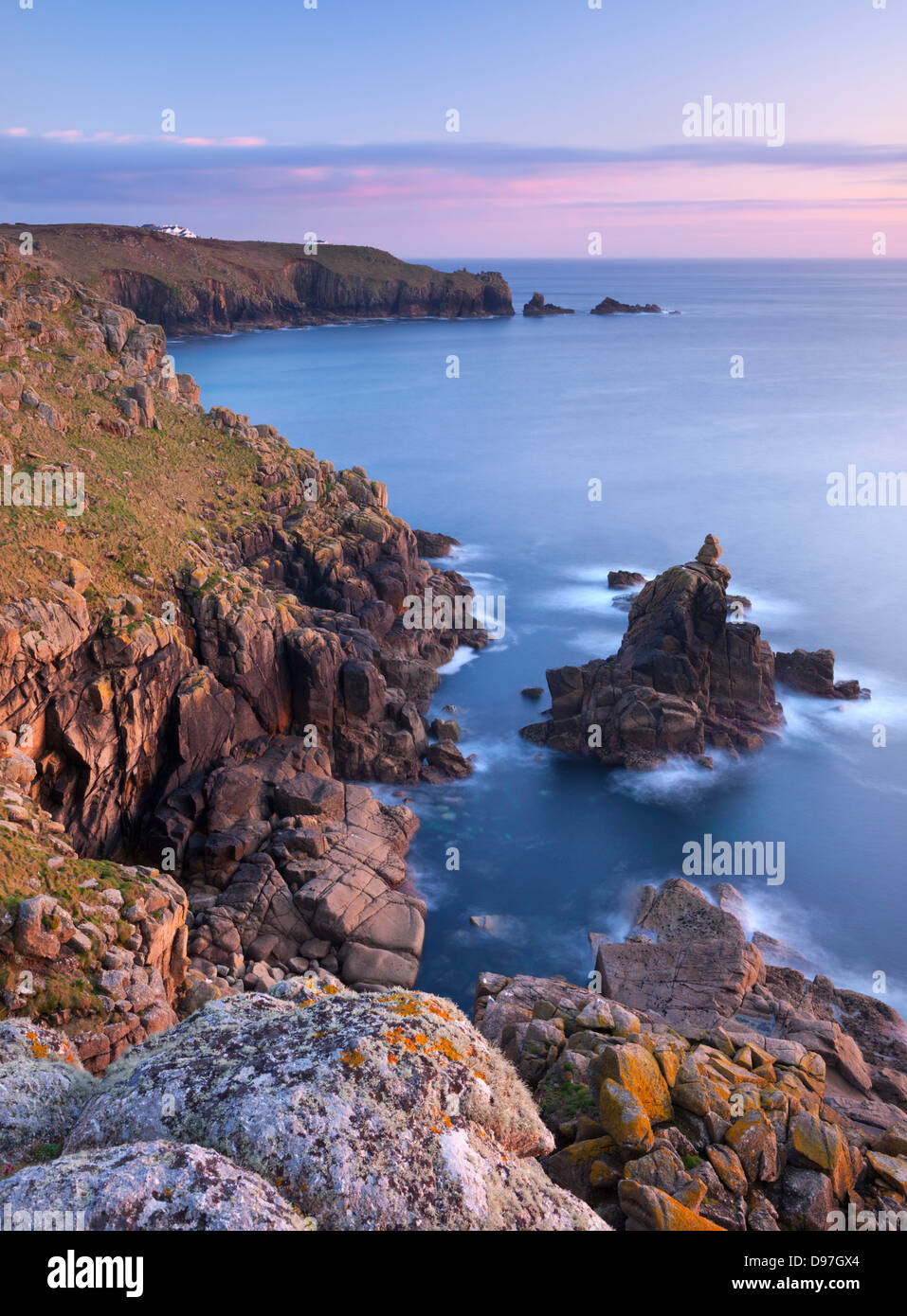 Guardando verso il Land's End da scogliere di Sennen, Cornwall, Inghilterra. Molla (Maggio 2012). Foto Stock