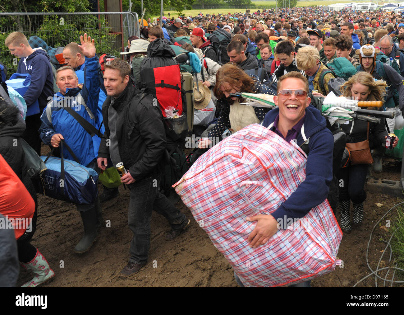 Isola di Wight, Inghilterra - 23 giugno 2013. Migliaia di molto carico gli amanti della musica di immettere il 2013 Isle Of Wight Festival Foto Stock