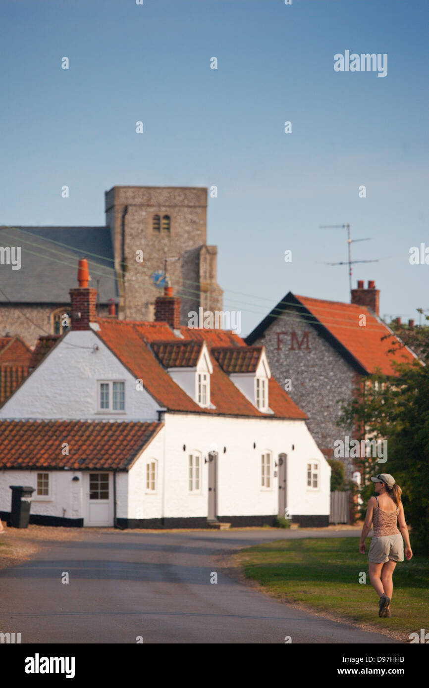 Regno Unito Inghilterra; NORFOLK; THORNHAM; VILLAGE; donna; solo; passeggiate Foto Stock