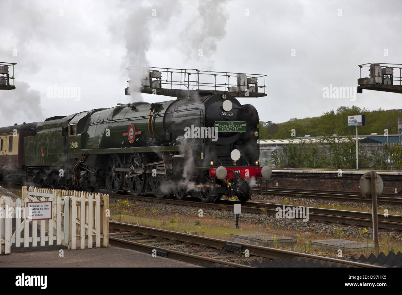 Le cattedrali Explorer, Clan Linea, appena fuori la cottura a vapore di Exeter St Davids Foto Stock