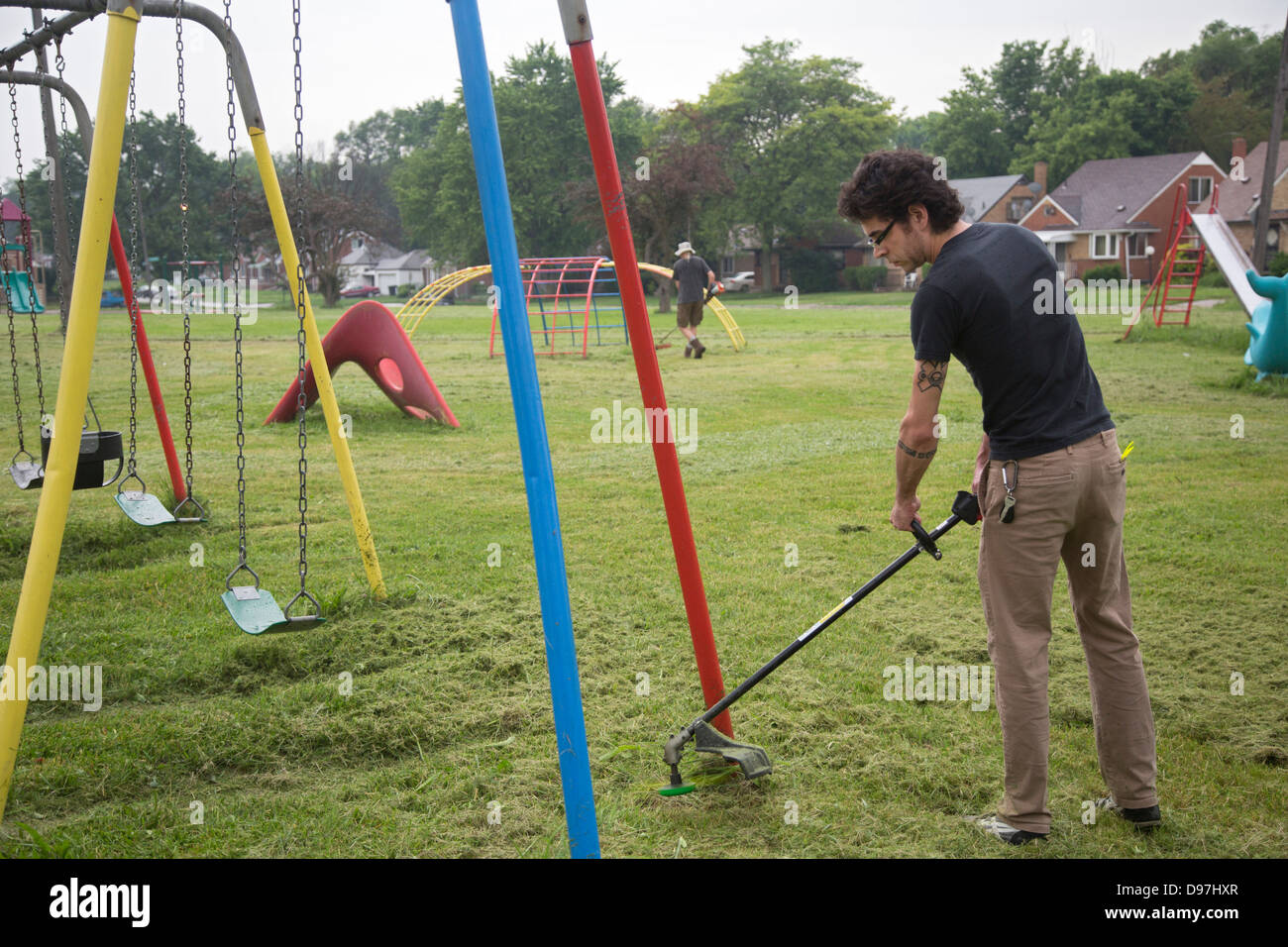 La falciatrice di Detroit pista, un gruppo informale di volontari, taglia l'erba nei parchi che la città non può più permettersi di mantenere. Foto Stock