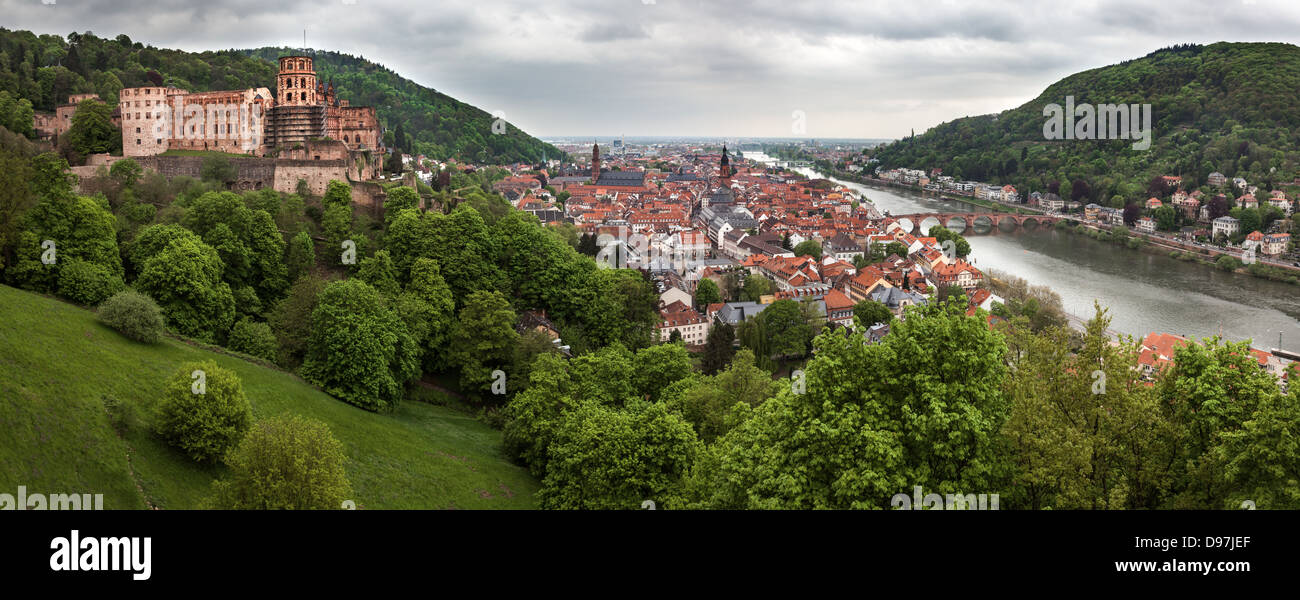 Il castello di Heidelberg, che si affaccia sulla città e sul fiume Neckar, Heidelberg, Germania. Europa Foto Stock
