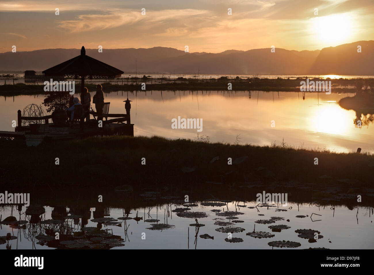 Lago Inle Resort al tramonto, Myanmar 8 Foto Stock