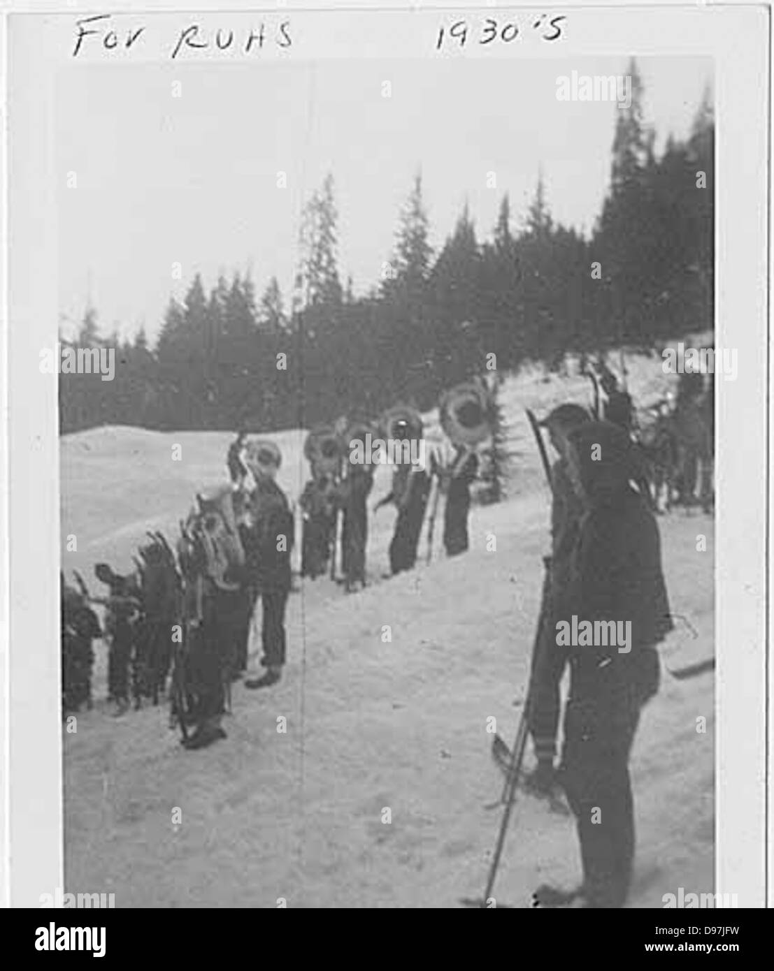 La Franklin High School Band si esibisce allo Snoqualmie Pass, una popolare destinazione sciistica di Washington, mettendo in mostra il loro talento musicale. Foto Stock