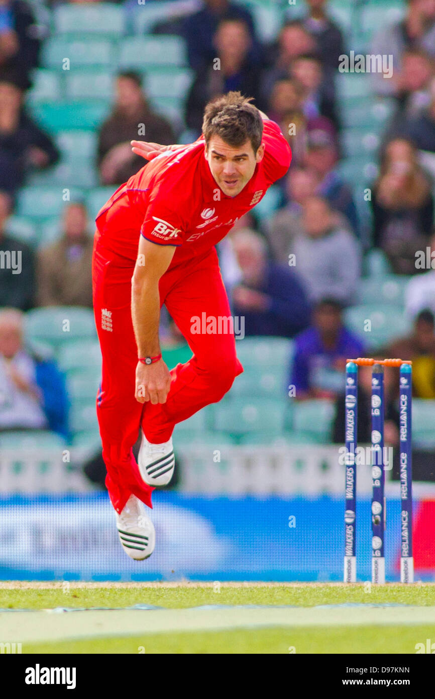 Londra, Regno Unito. 13 giugno 2013. L'Inghilterra del James Anderson bowling durante l'ICC Champions Trophy international cricket match tra Inghilterra e Sri Lanka all'Oval Cricket Ground su Giugno 13, 2013 a Londra, Inghilterra. (Foto di Mitchell Gunn/ESPA/Alamy Live News Foto Stock