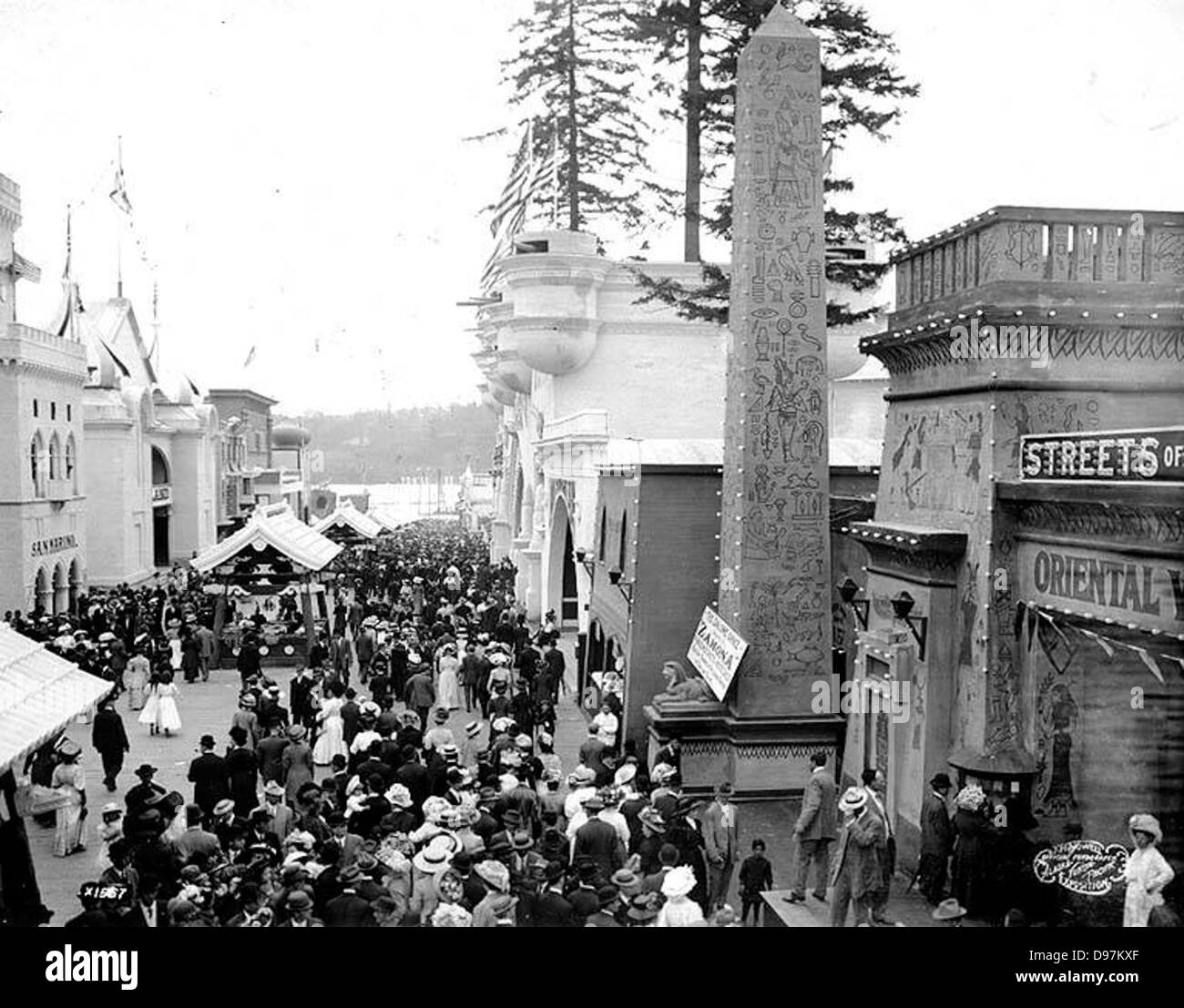 Una fotografia che mostra la Pay Streak all'Alaska-Yukon-Pacific Exposition del 1909 a Seattle. L'immagine cattura l'atmosfera vibrante della fiera, con i visitatori che camminano lungo la strada, pieni di mostre e intrattenimento. Foto Stock
