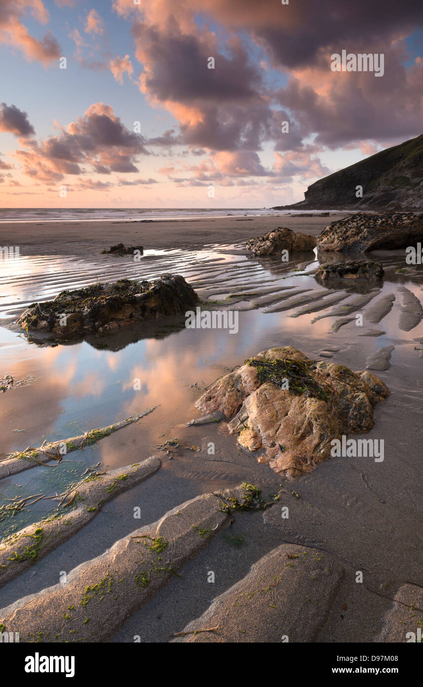 La bassa marea sulla sabbiosa spiaggia Tregardock, North Cornwall, Inghilterra. In estate (Luglio) 2012. Foto Stock