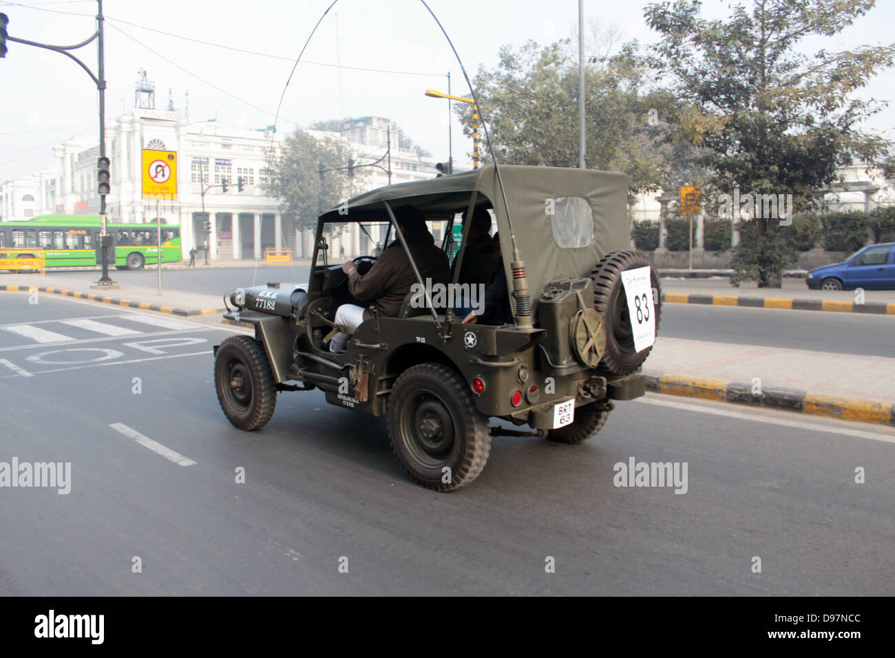 Il 2012 più vintage e Classic Car nel rally di Nuova Delhi ha un numero di jeep militari e camion. Foto Stock
