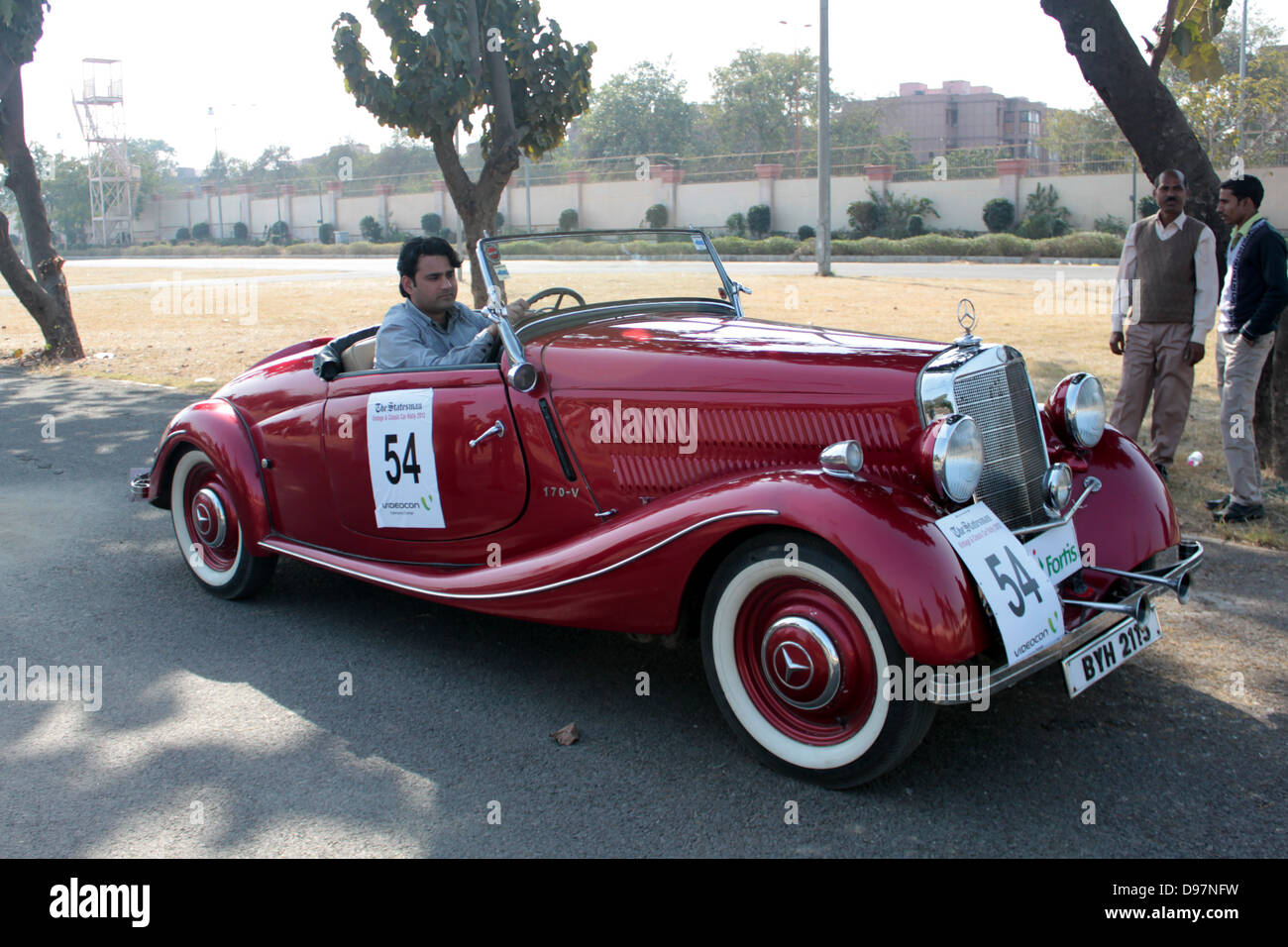 Imprenditore Dev Mohan Gupta con il suo 1938 Mercedes 170V sport roadster coupé al più auto da rally, Delhi, 2012. Foto Stock