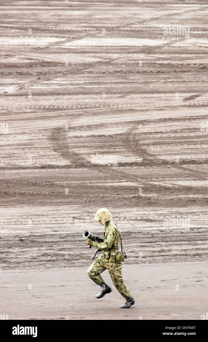 Giappone terra Forze di autodifesa (GSDF) prendere parte in un live fire esercizio in Giappone Foto Stock