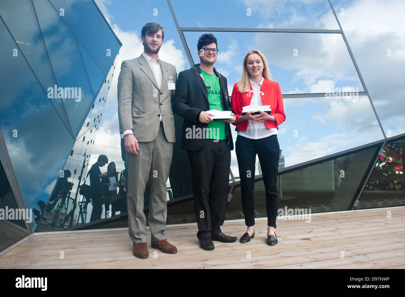London, Regno Unito - 13 Giugno 2013: i vincitori di quest'anno a basso tenore di carbonio, Premio William Hines (C) e Rachel Clemo (R), entrambi studenti presso UCL, posa per una foto con Arthur Kay, vincitore dell'edizione 2012. L'idea vincente, 'Reseed' è un'idea di eliminare la necessità di carta per ricevute e consentire agli utenti di accedere al loro ricevute online utilizzando il loro smartphone Credito: Piero Cruciatti/Alamy Live News Foto Stock
