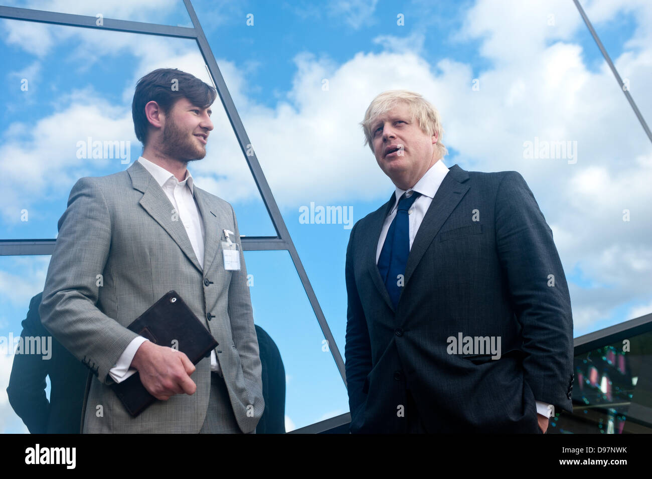 London, Regno Unito - 13 Giugno 2013: il sindaco di Londra Boris Johnson parla di Arthur Kay, vincitore dell'edizione 2012 a basso tenore di carbonio a premio dopo aver annunciato il 2013 vincitori nel corso di una cerimonia al cristallo, in London's historic Royal Docks. Credito: Piero Cruciatti/Alamy Live News Foto Stock